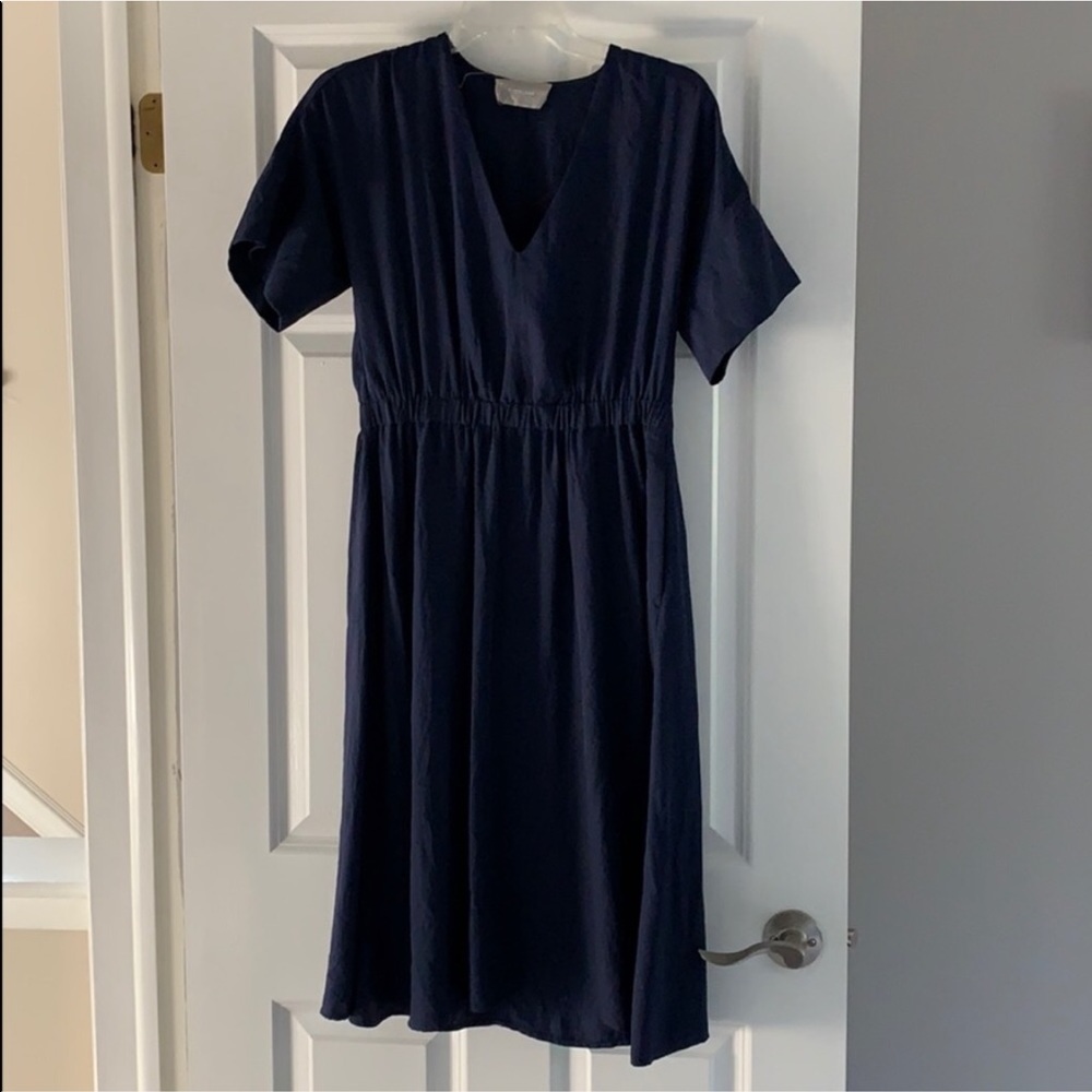 Everlane Japanese GoWeave Light v-neck dress